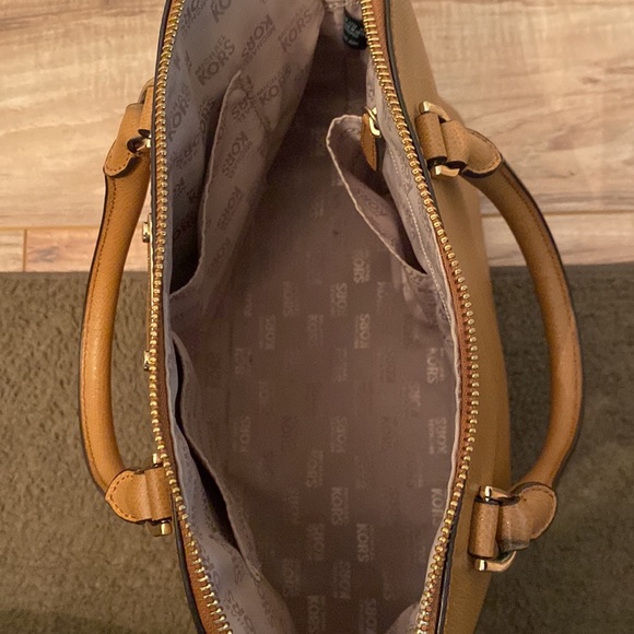 Authenticated Michael Kors Cindy Dome Satchel - Picture 6 of 15